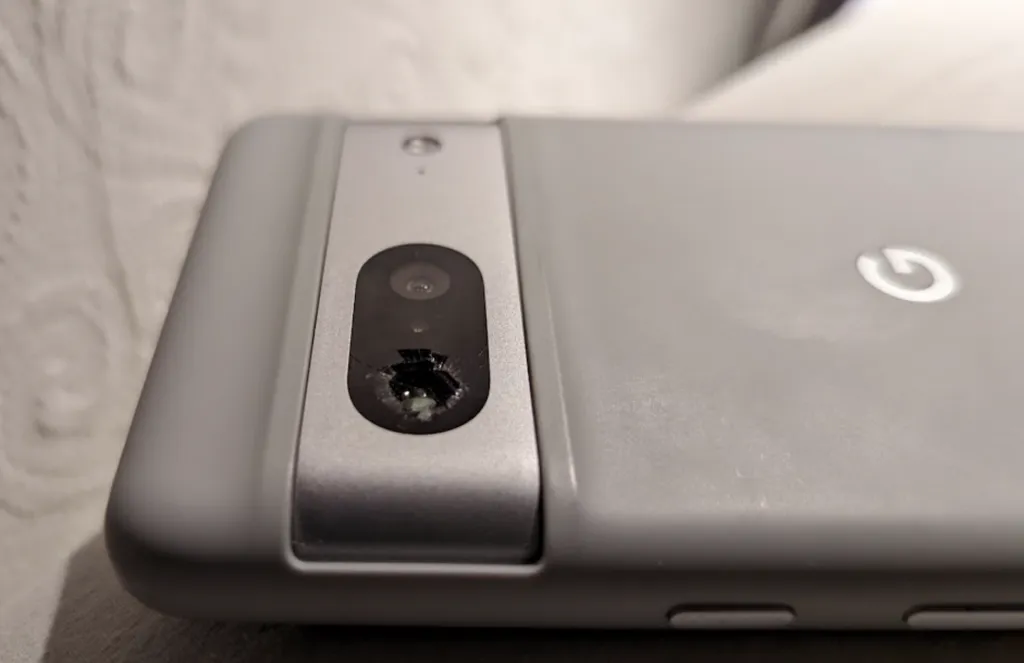 Разбитое стекло камеры Google Pixel 7 Разбитое стекло камеры Google Pixel 7