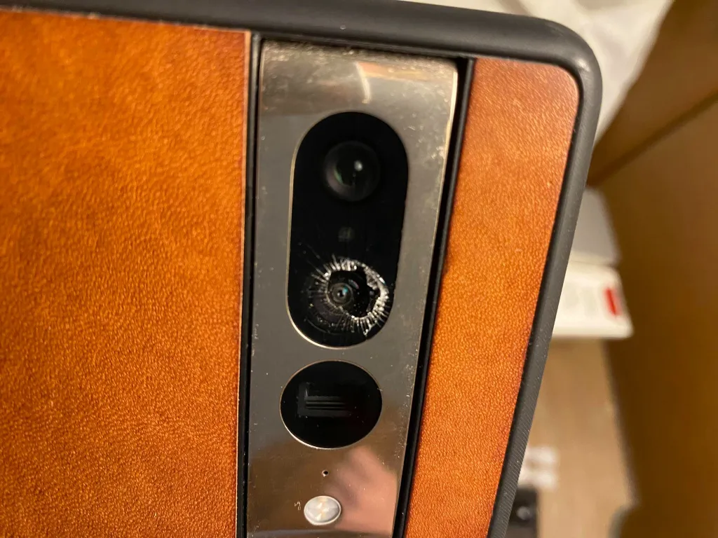 Разбитое стекло камеры Google Pixel 7 Разбитое стекло камеры Google Pixel 7