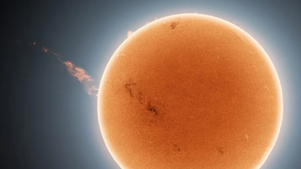 Сборное колоризированное изображение выброса корональной массы размером около 1 миллиона миль, улетающего от Солнца