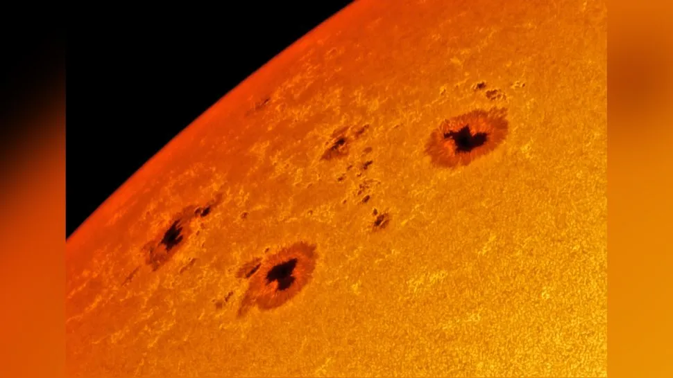 Две массивные группы солнечных пятен