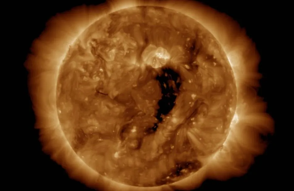 Каньонообразная дыра тянется вертикально вниз по центру Солнца