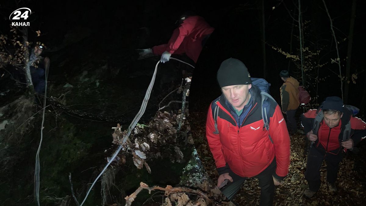 На Закарпатье львовянин сорвался в ущелье - 24 Канал На Закарпатье львовянин сорвался в ущелье - 24 Канал