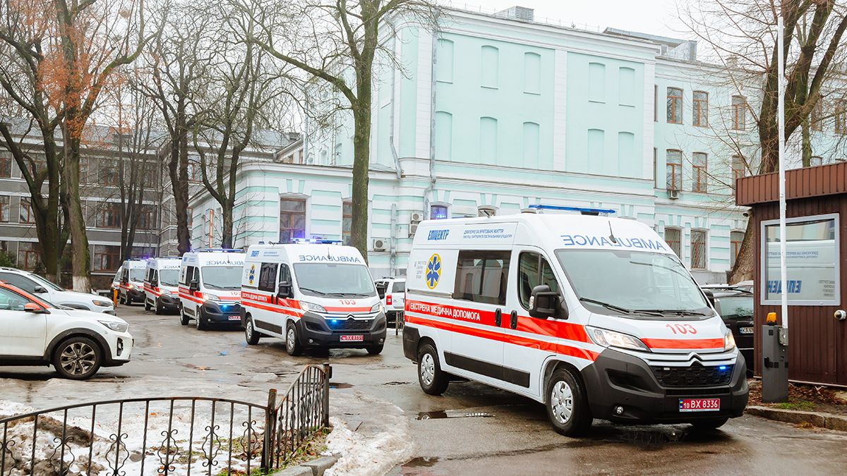 "Епіцентр" передав 10 сучасних карет швидкої допомоги українським медикам
