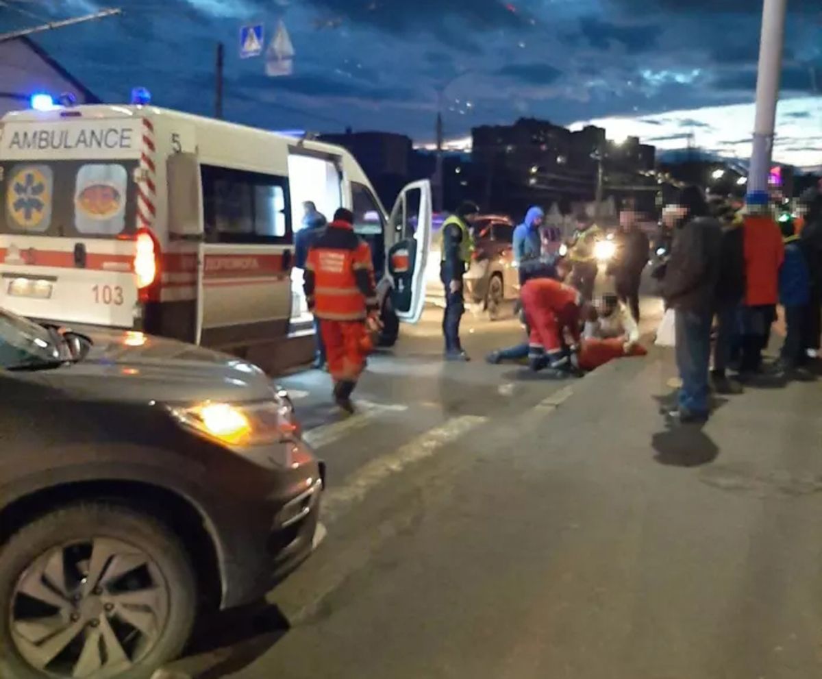 В Виннице автомобиль наехал на 2 мальчиков на пешеходном переходе: детей госпитализировали - 24 Канал