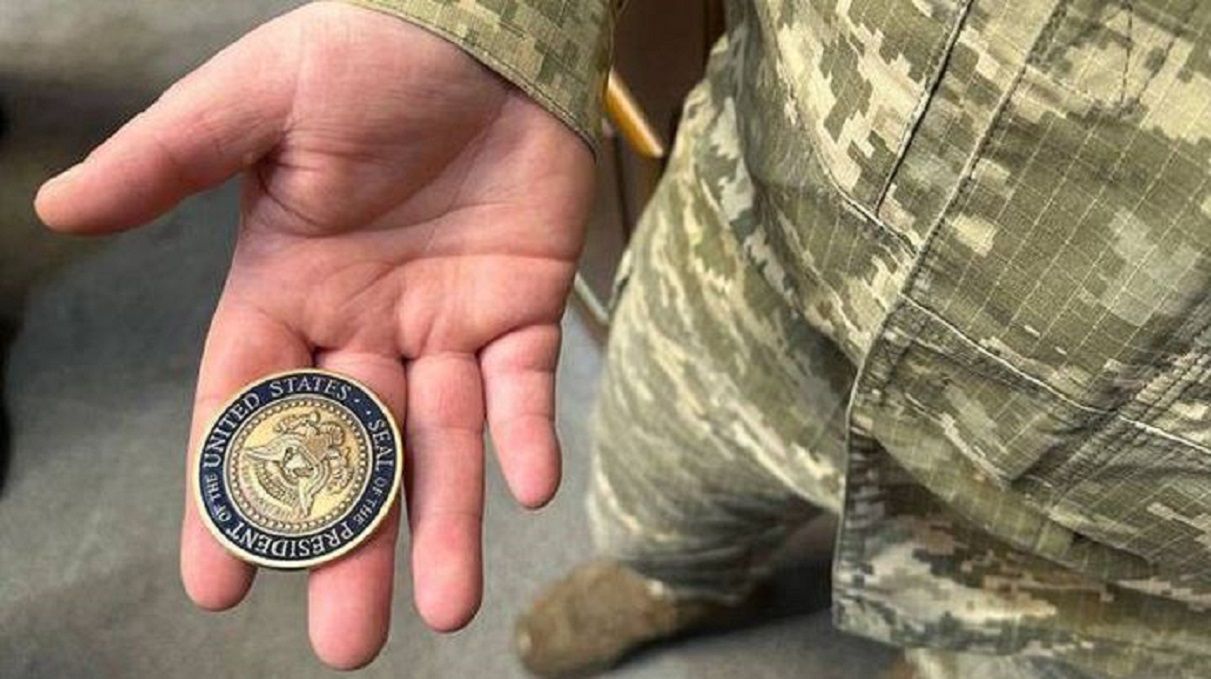 Зеленский вручил награду от Джо Байдена командиру батареи HIMARS – 24 Канал Зеленский вручил награду от Джо Байдена командиру батареи HIMARS – 24 Канал