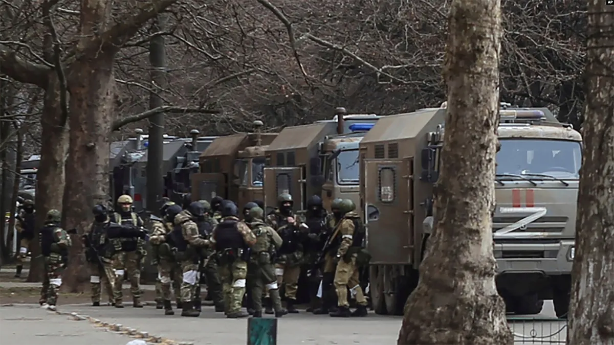 Российские военные на площади Свободы в Херсоне, март 2022 года