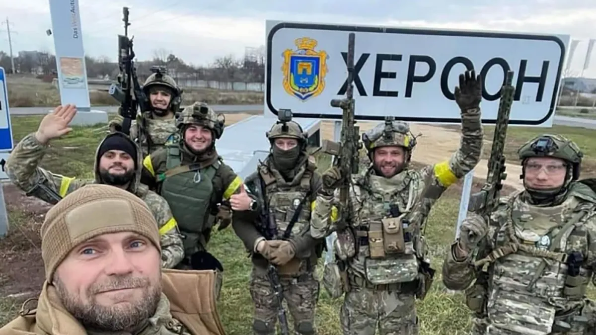 Украинские военные на въезде в Херсон