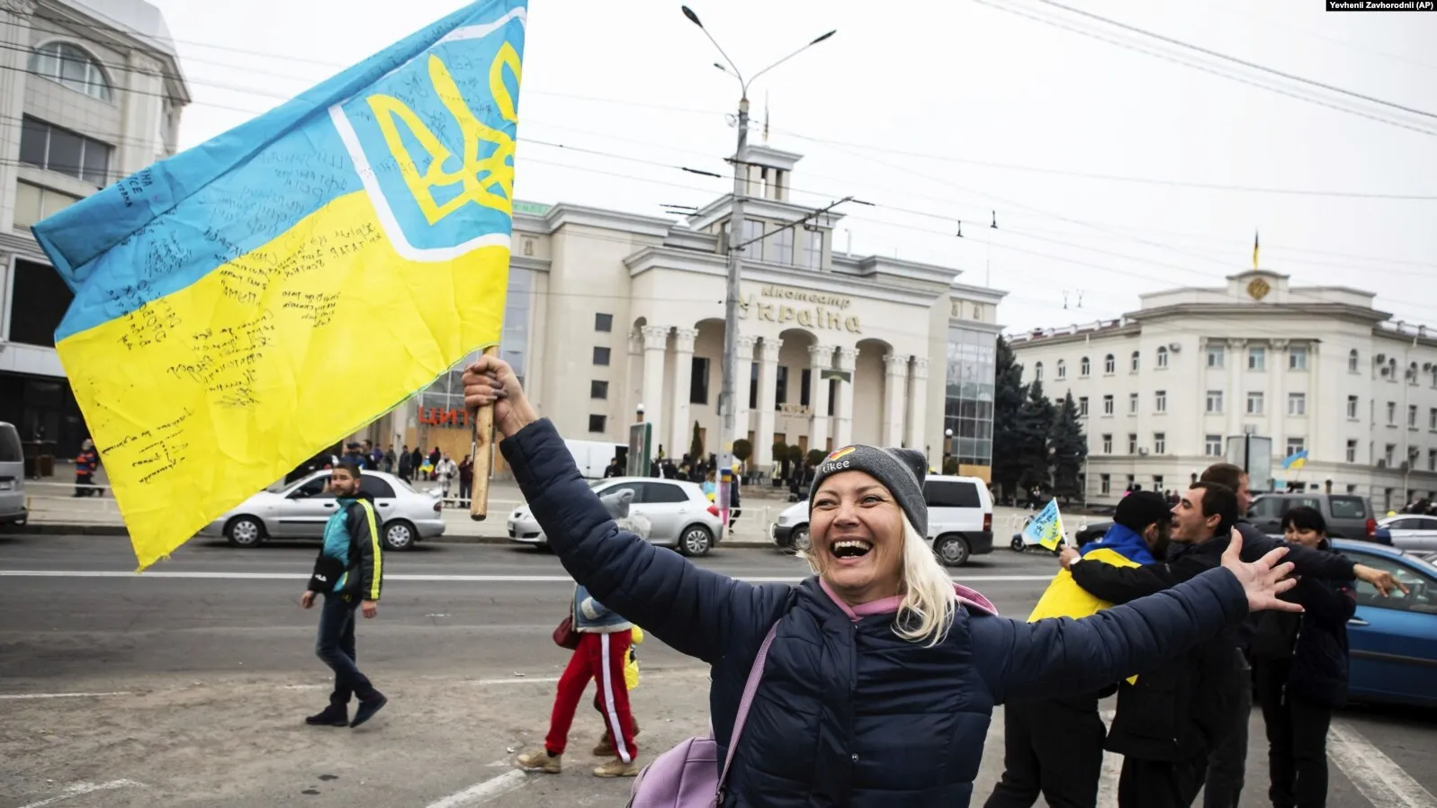 У центрі Херсона люди радіють звільненню міста від російської окупації 