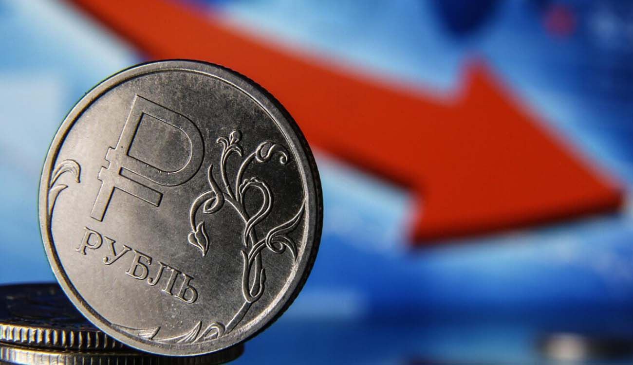 Курс рубля до долара знецінився до восьмирічного мінімуму й продовжує падати 