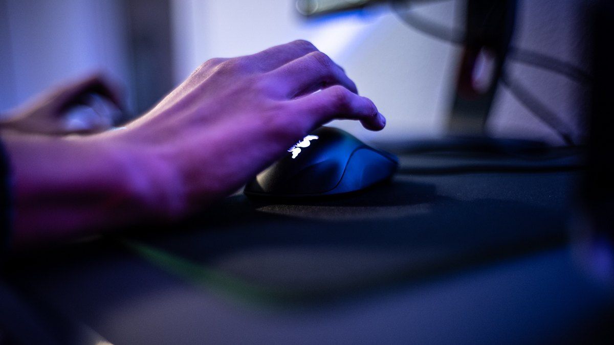 Школяр заробляє десятки тисяч доларів на грі Roblox, обманюючи інших користувачів Школяр заробляє десятки тисяч доларів на грі Roblox, обманюючи інших користувачів