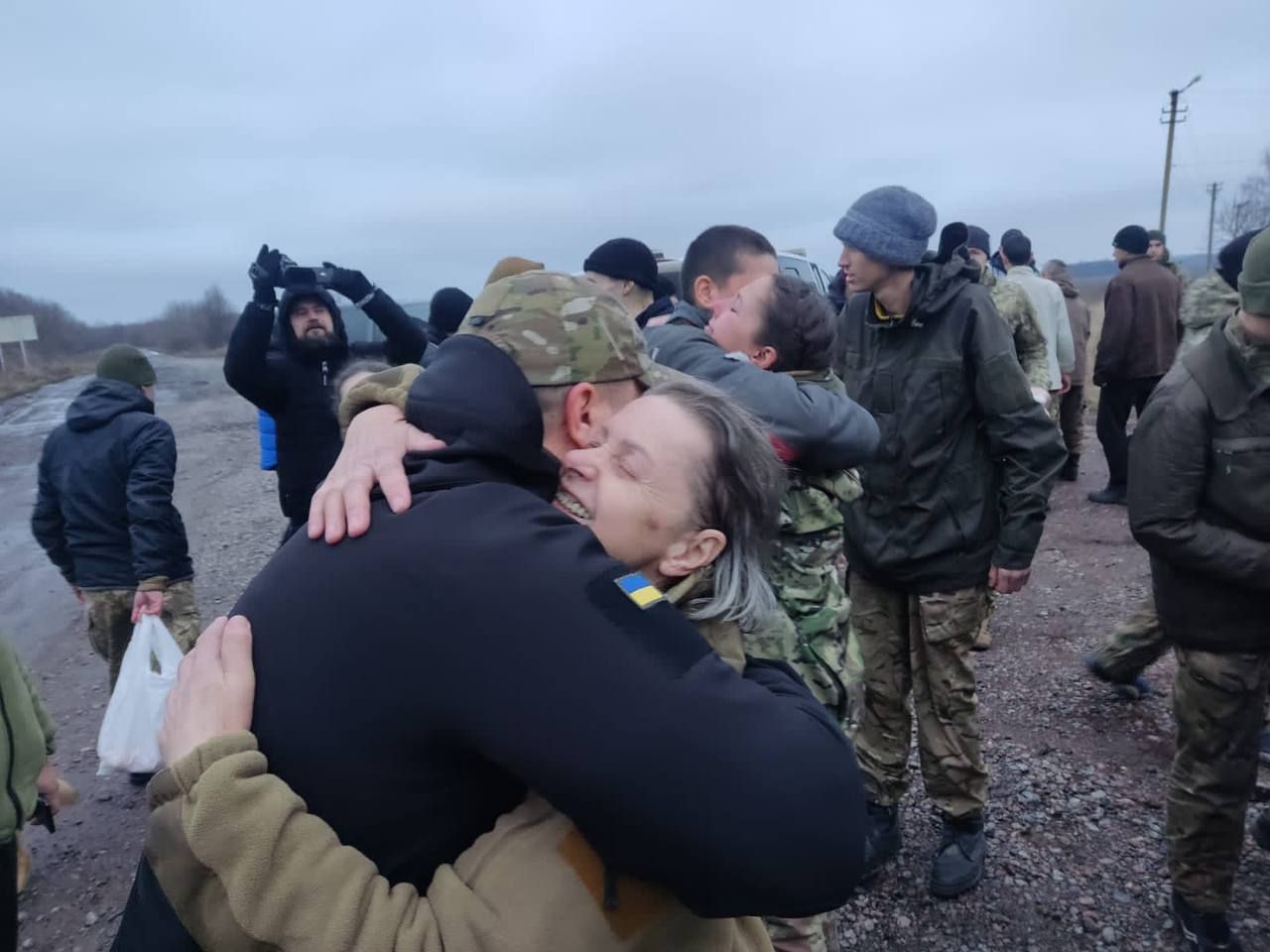 140 українців їдуть додому: перед Новим роком відбувся великий обмін полоненими - 24 Канал