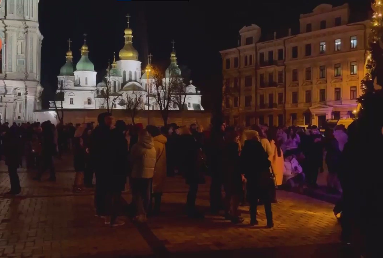 Новий рік у Києві - люди збираються на Софійській площі Новий рік у Києві - люди збираються на Софійській площі