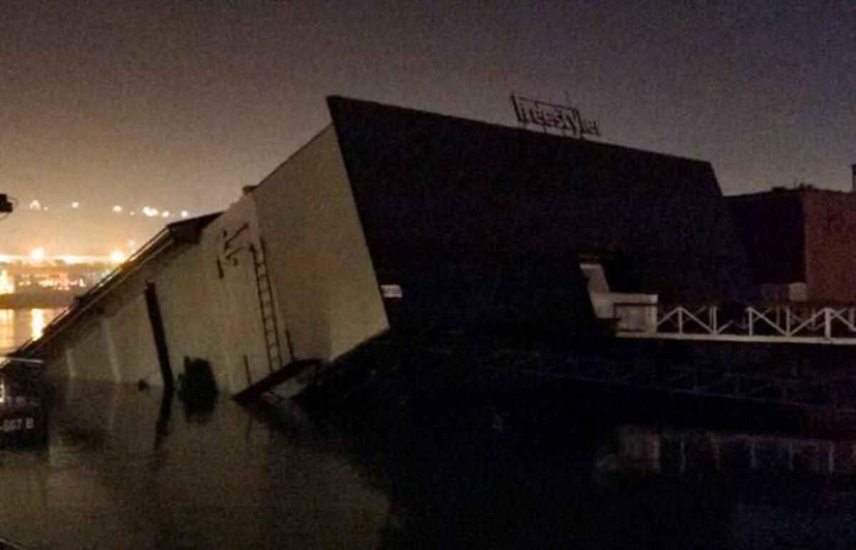 У Сербії під час святкування затонув клуб на воді У Сербії під час святкування затонув клуб на воді
