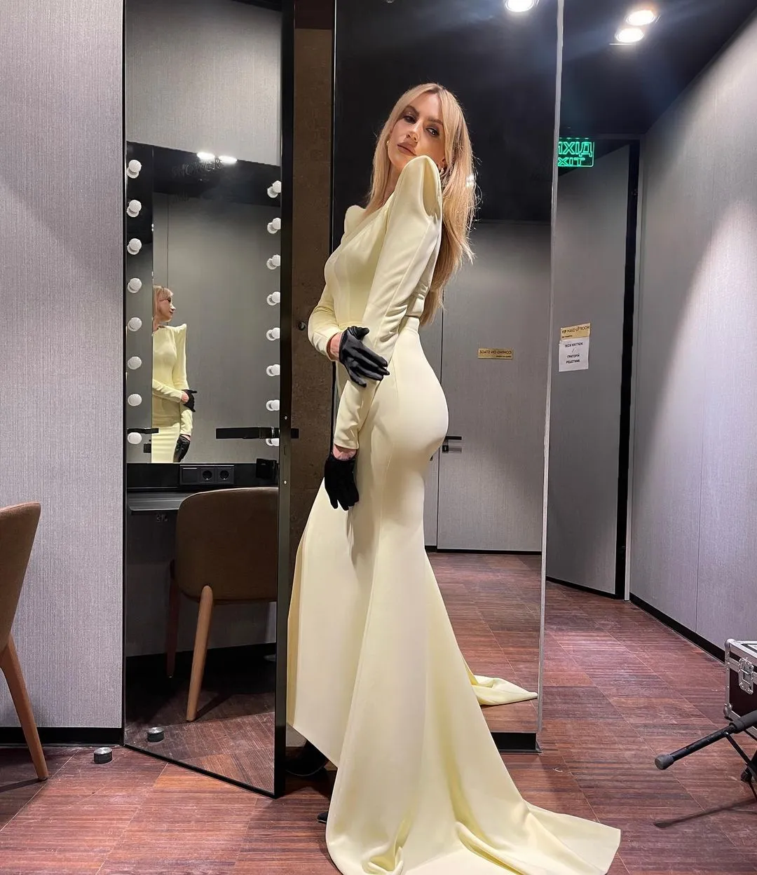 Леся Нікітюк зустріла Новий рік у лимонній сукні Леся Нікітюк зустріла Новий рік у лимонній сукні