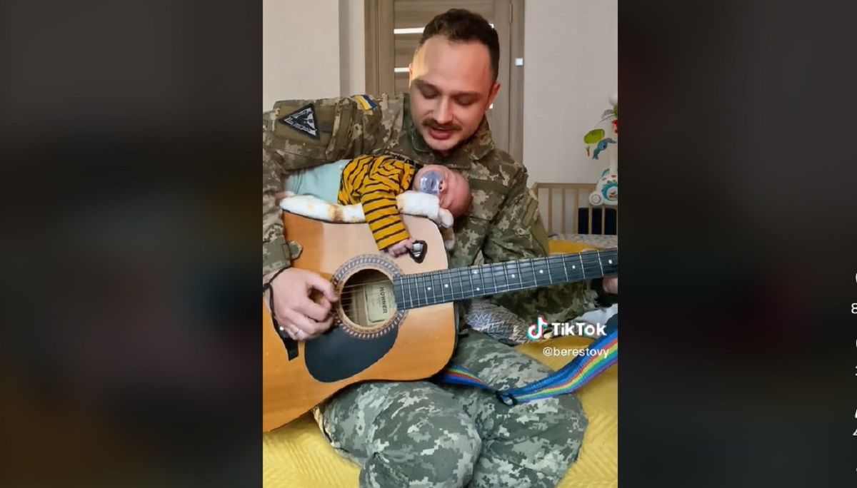 Военный поет новогоднюю колыбельную своему новорожденному сыну