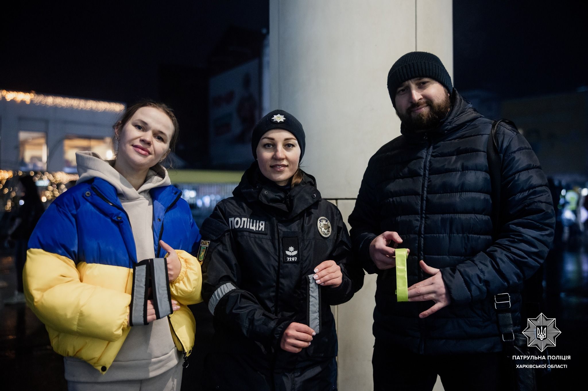 У Харкові роздали світловідбиваючі пов'язки - 24 Канал У Харкові роздали світловідбиваючі пов'язки - 24 Канал