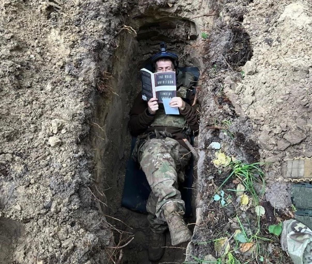 Тімоті Снайдер - Український воїн читав в окопі книгу Шлях до несвободи - 24 канал Тімоті Снайдер - Український воїн читав в окопі книгу Шлях до несвободи - 24 канал