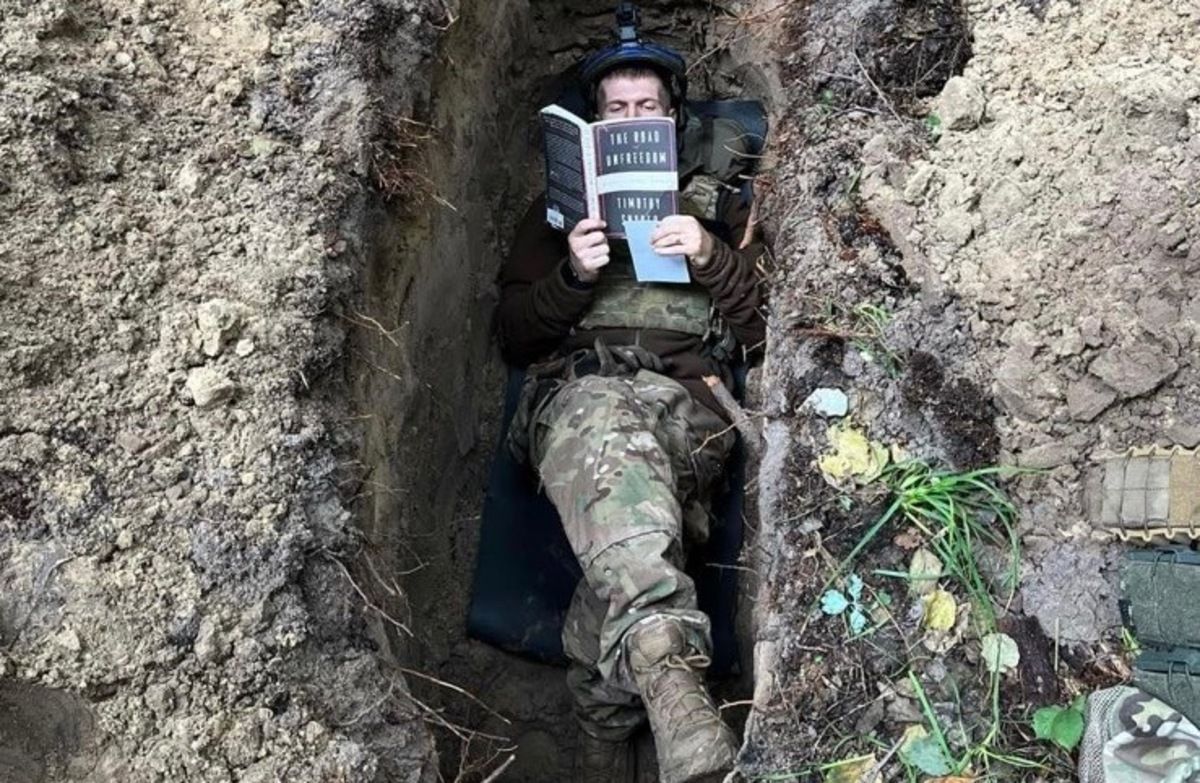 Мережу облетіло фото військового, який читає в окопі книгу Снайдера