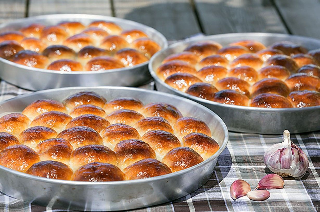 Пышки с чесноком к борщу