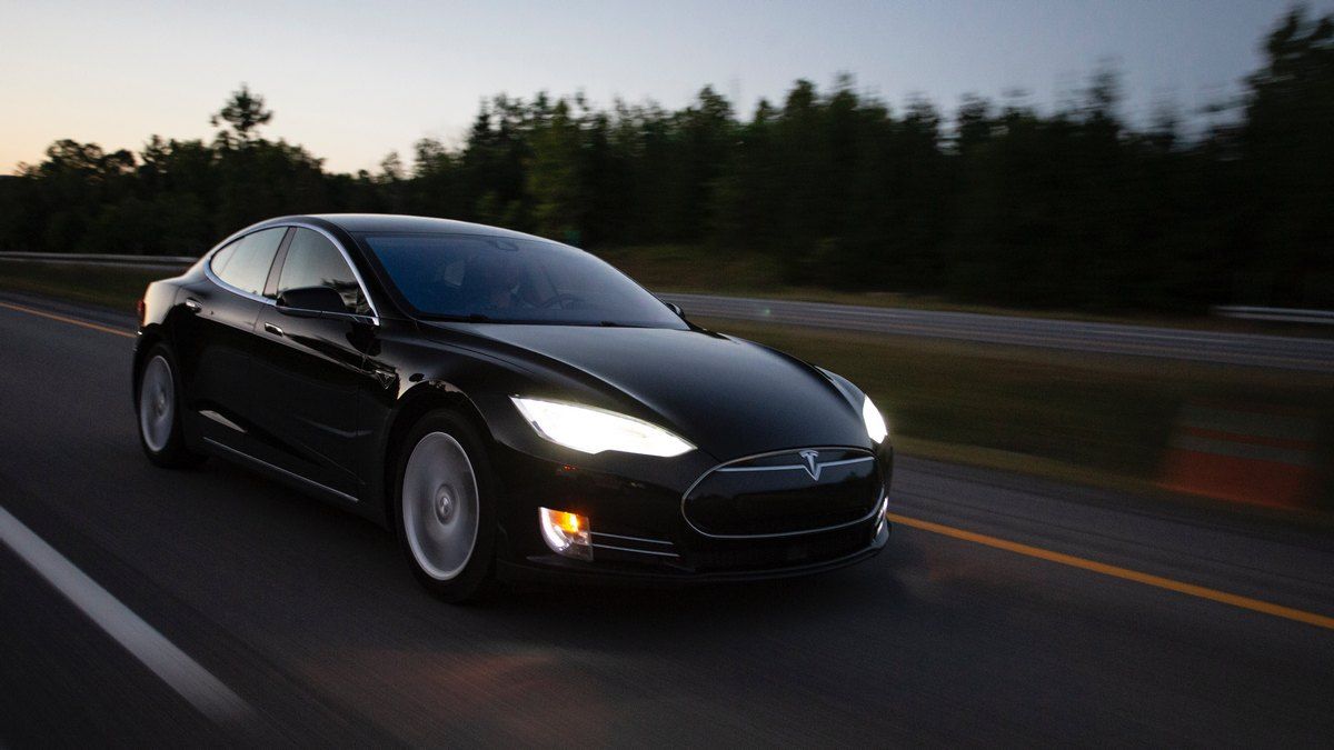 Tesla на автопилоте устроила гонки с полицией, пока водитель спал за рулем