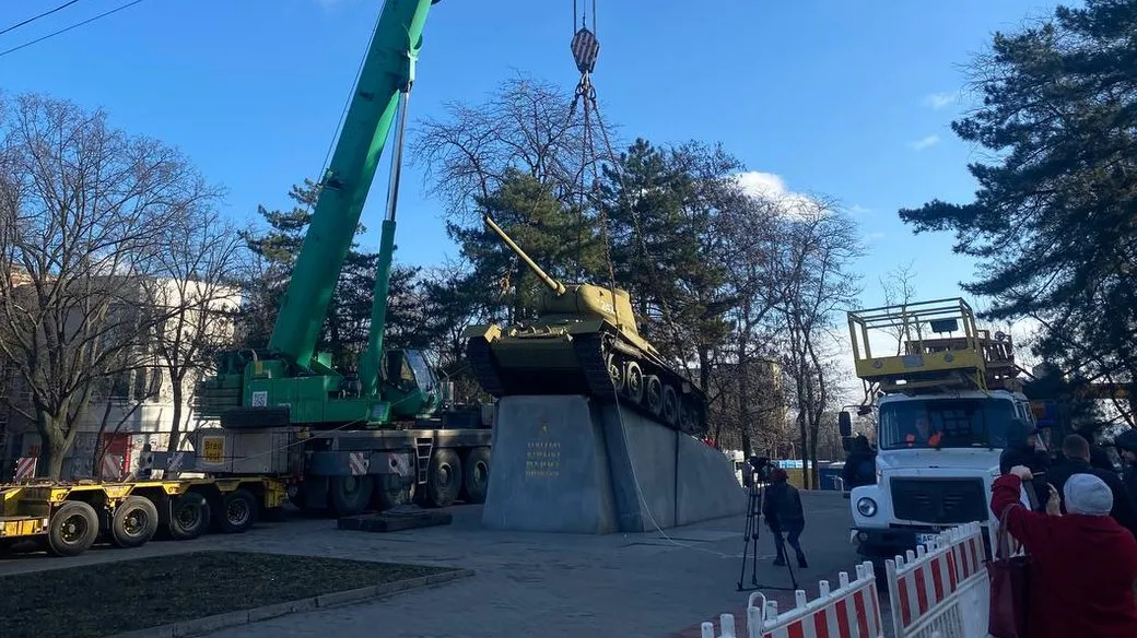 В Днепре снесли танк В Днепре снесли танк