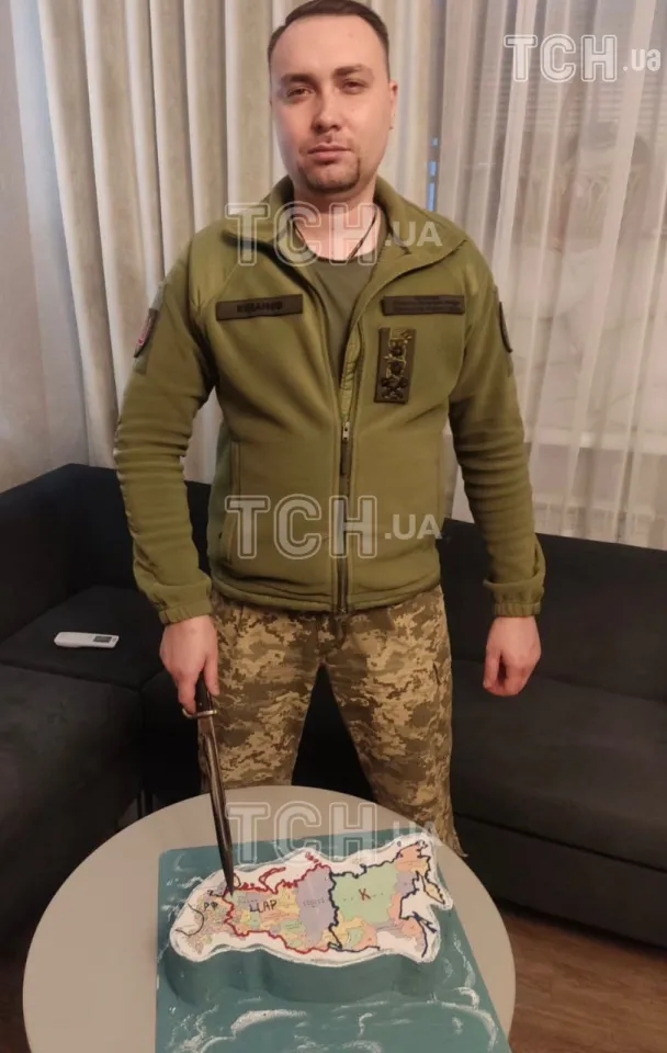 Буданов у день народження порізав торт у формі Росії