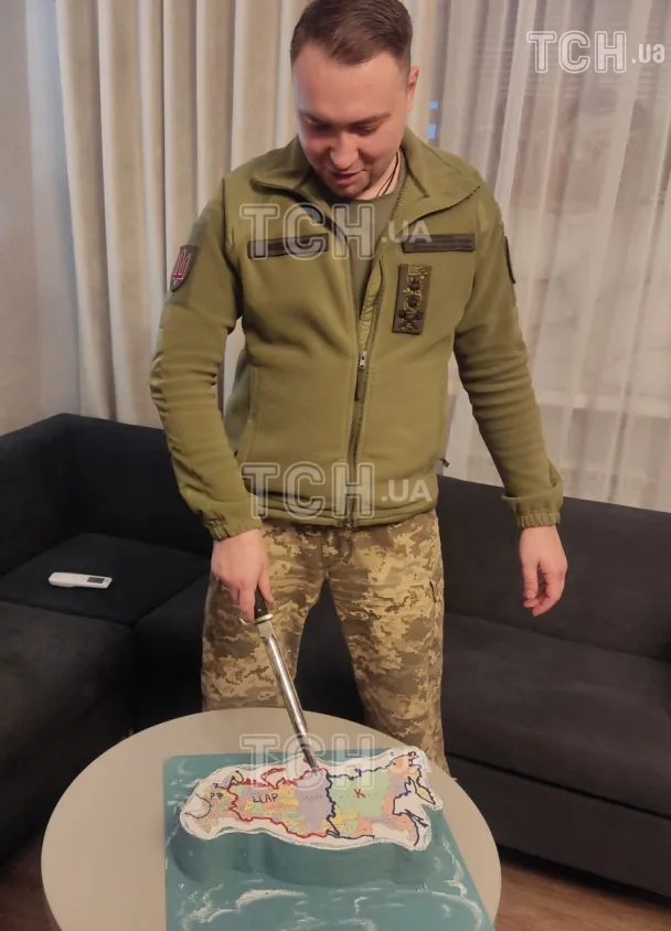 Буданов порізав торт у формі Росії