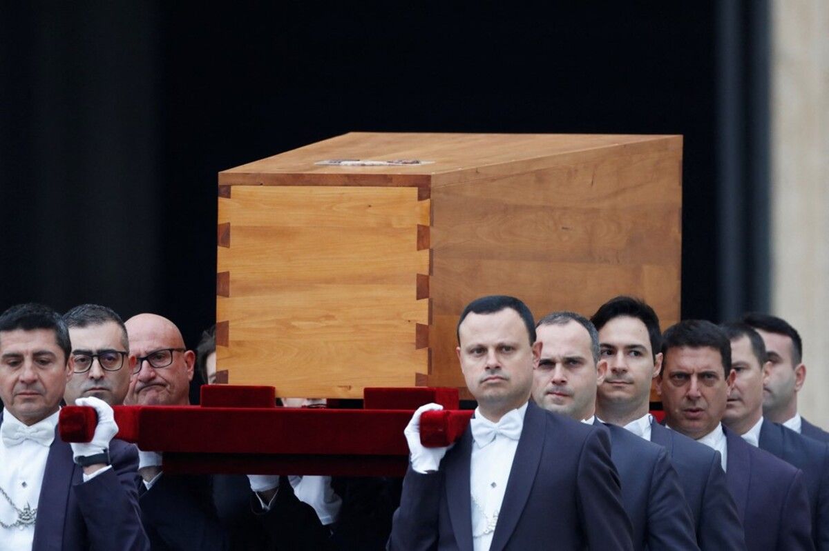 Похороны Папы Бенедикта проходят в Ватикане