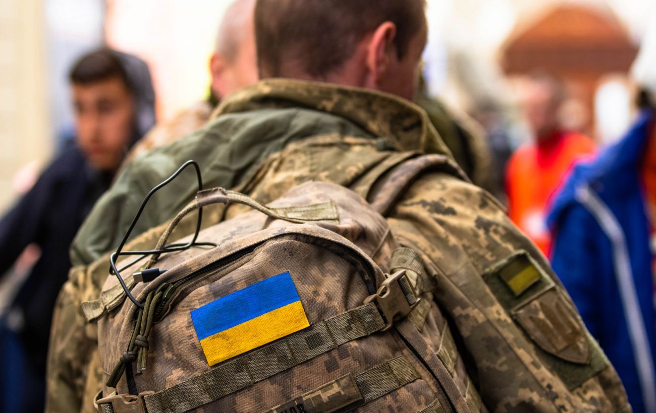 Чи потрібно чоловікам повертатися в Україну з-за кордону та ставати на військовий облік
