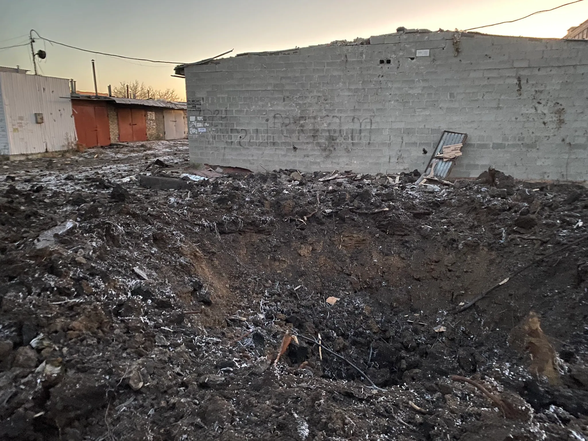 воронка от взрыва неподалеку от общежития в Краматорске воронка от взрыва неподалеку от общежития в Краматорске