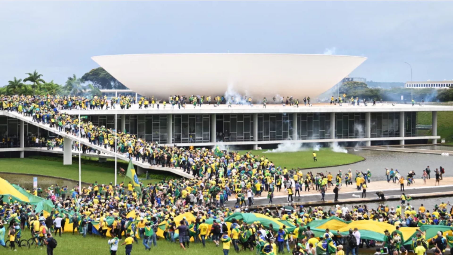 У Бразилії протестувальники захопили урядові будівлі У Бразилії протестувальники захопили урядові будівлі