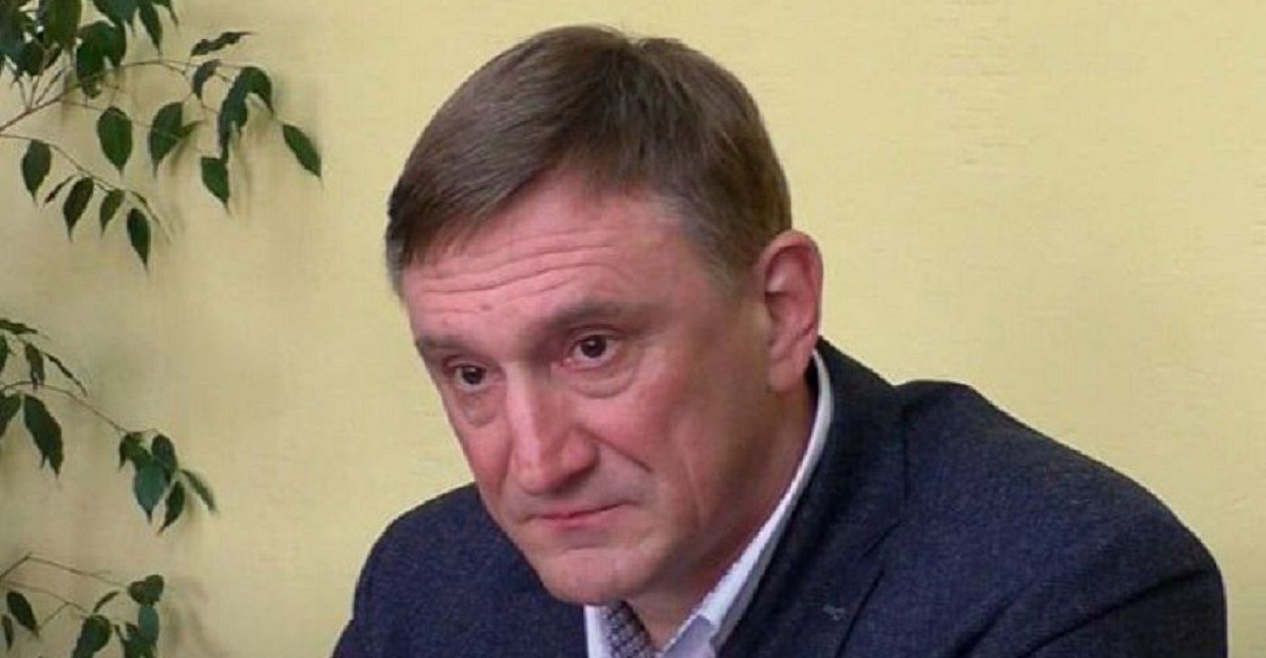 Аксьонов, який мав російський паспорт, написав заяву про складання мандата