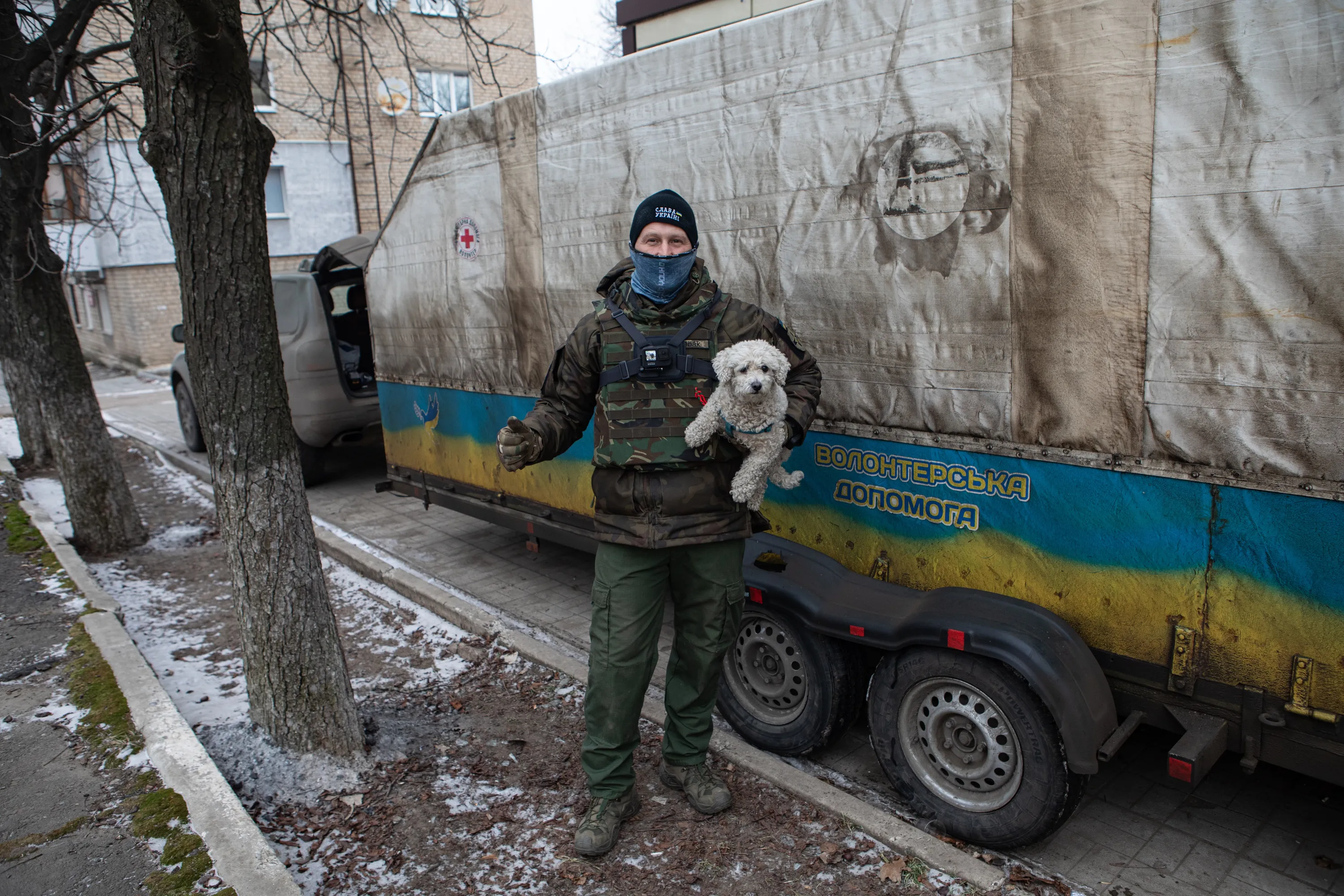 Петро з собакою Роксі у Бахмуті