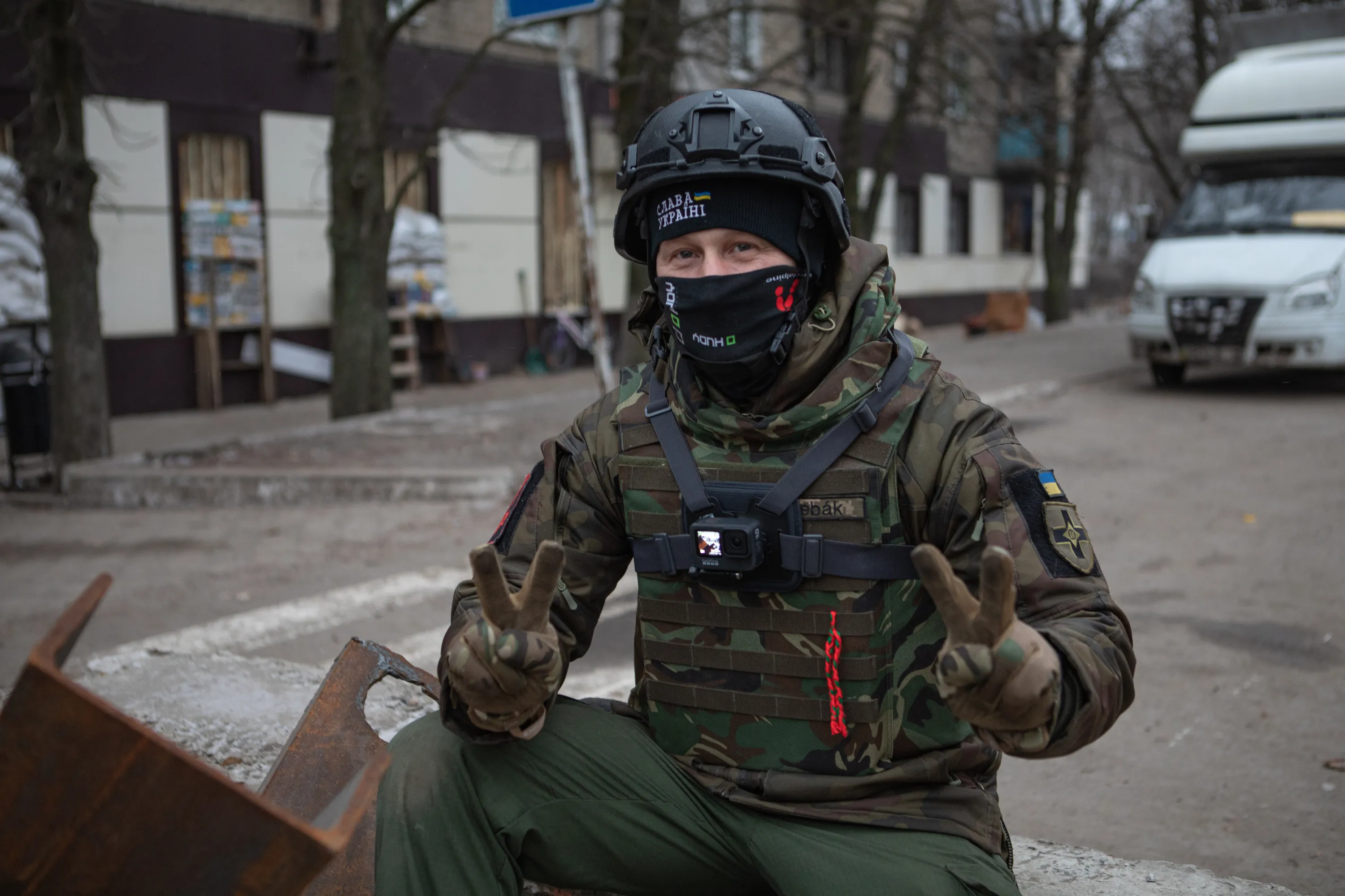 Волонтер їздить до військових у гарячі точки