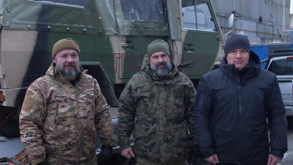 "Українська команда" передала добровольчому корпусу "Правого сектора" особливий позашляховик "Українська команда" передала добровольчому корпусу "Правого сектора" особливий позашляховик