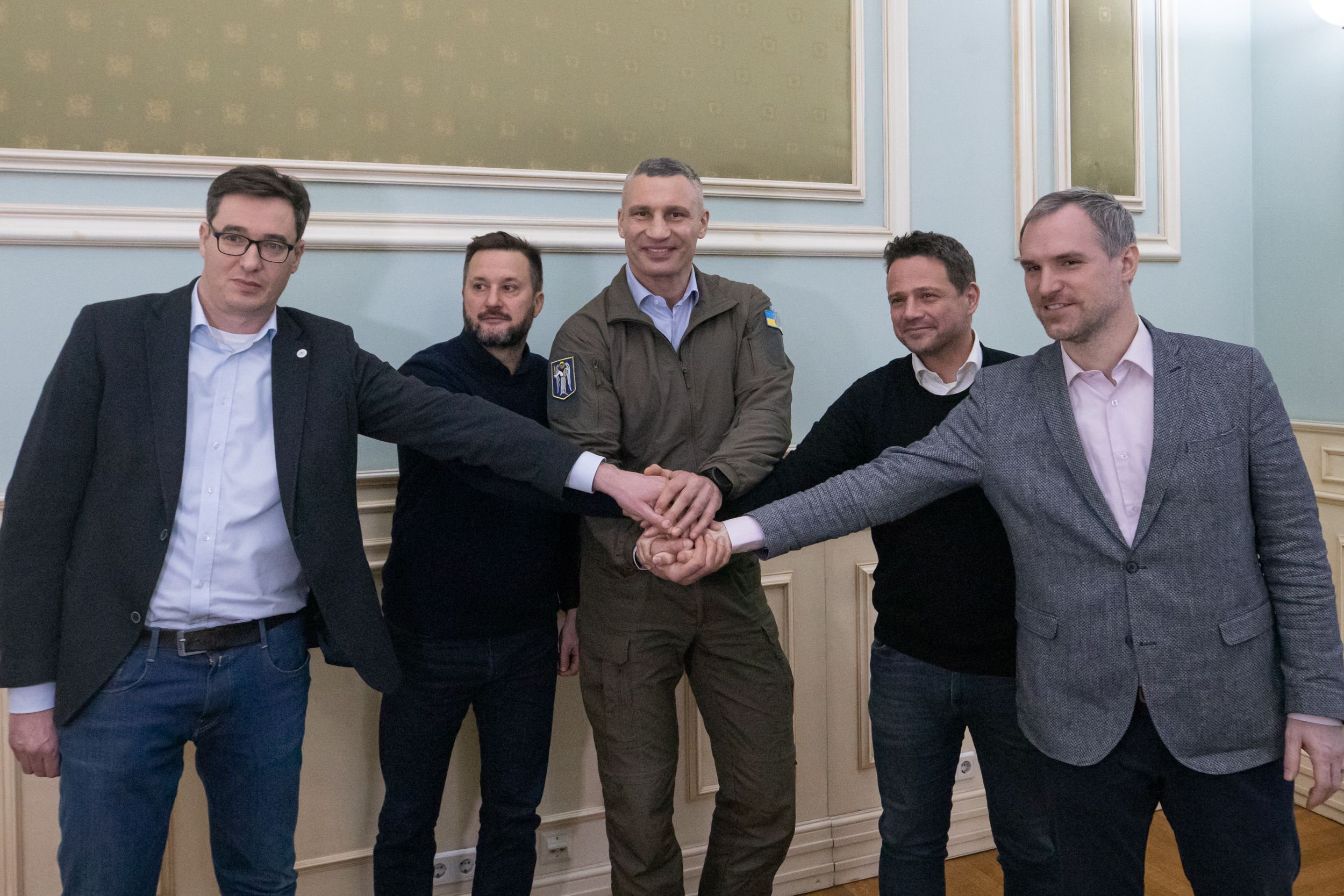 Кличко: Мэры Варшавы, Праги, Братиславы и Будапешта приехали заверить, что будут помогать Киеву Кличко: Мэры Варшавы, Праги, Братиславы и Будапешта приехали заверить, что будут помогать Киеву