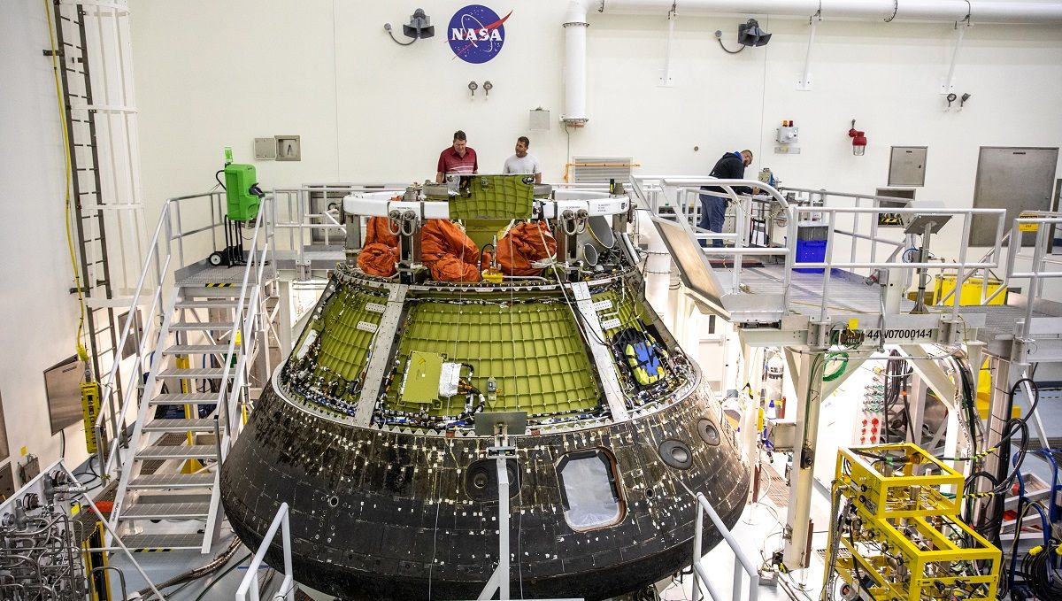 Корабель Orion розвантажують фахівці NASA