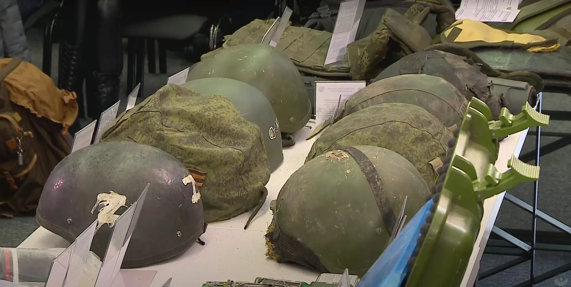 Затрофеєні шоломи окупантів / Скриншот з відео Затрофеєні шоломи окупантів / Скриншот з відео
