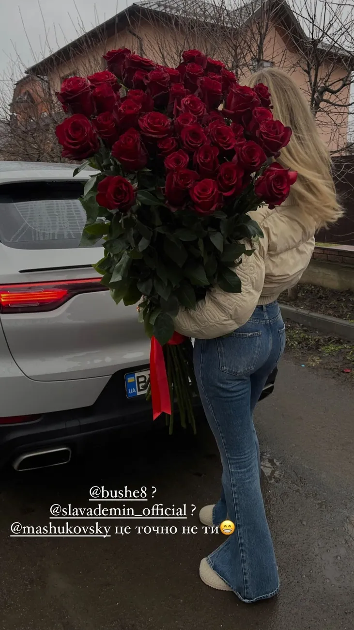 Леся Нікітюк з букетом троянд від таємного залицяльника