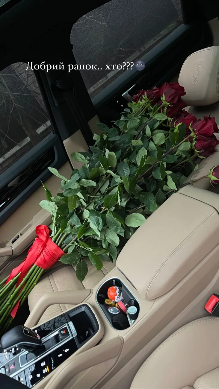 Леся Нікітюк з букетом троянд від таємного залицяльника Леся Нікітюк з букетом троянд від таємного залицяльника