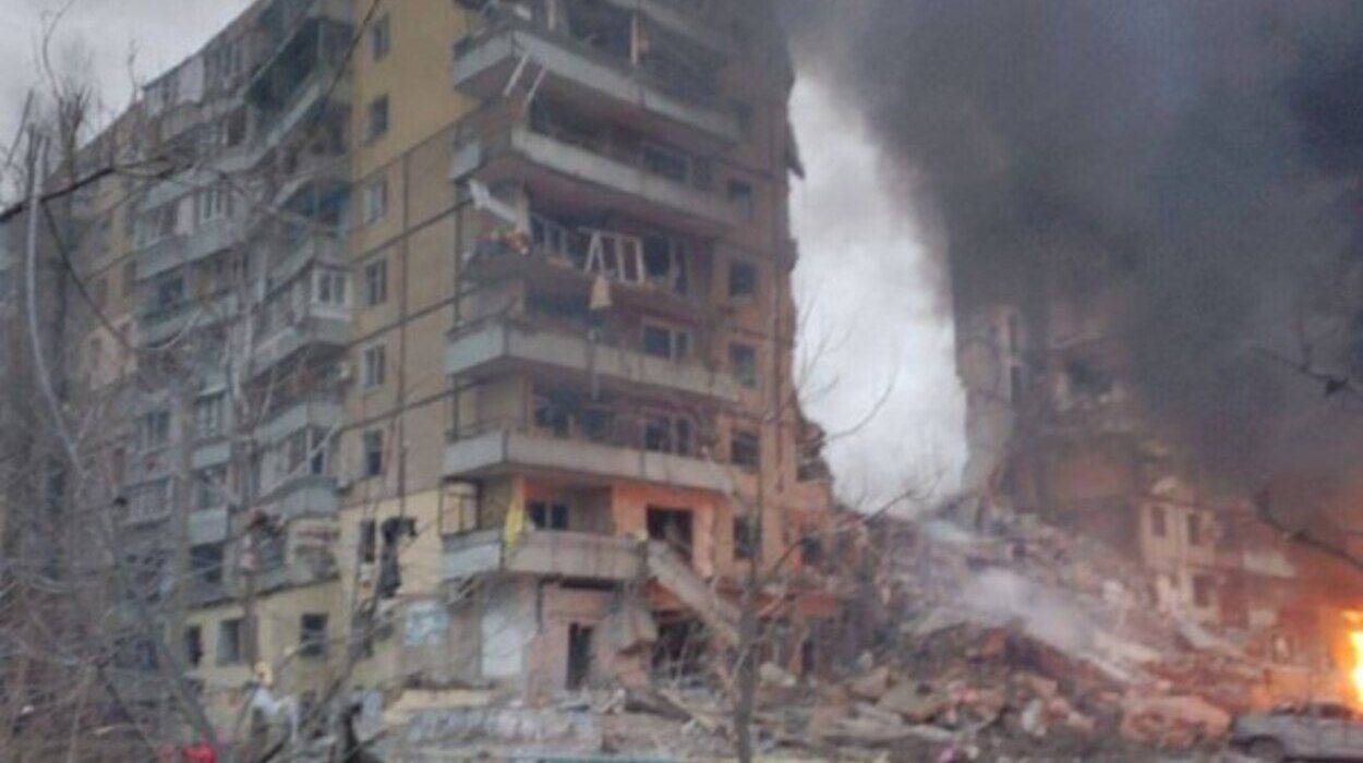 Удар по будинку в Дніпрі 14.01.2023 - під'їзд зруйнований, люди під завалами - що відомо - 24 Канал Удар по будинку в Дніпрі 14.01.2023 - під'їзд зруйнований, люди під завалами - що відомо - 24 Канал