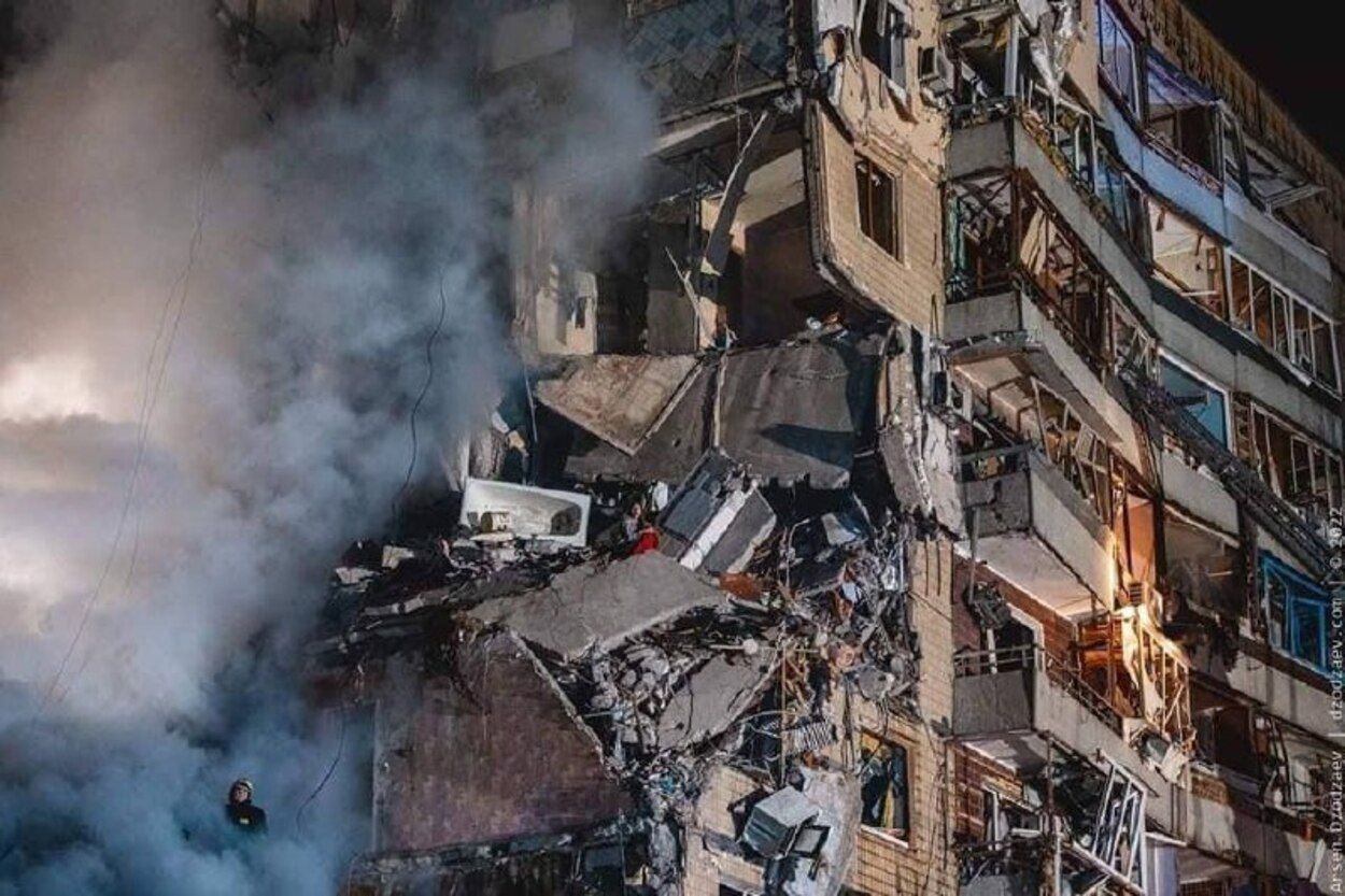 Удар по будинку в Дніпрі 14.01.2023 - застряглу в зруйнованій квартирі дівчину врятували - 24 Канал