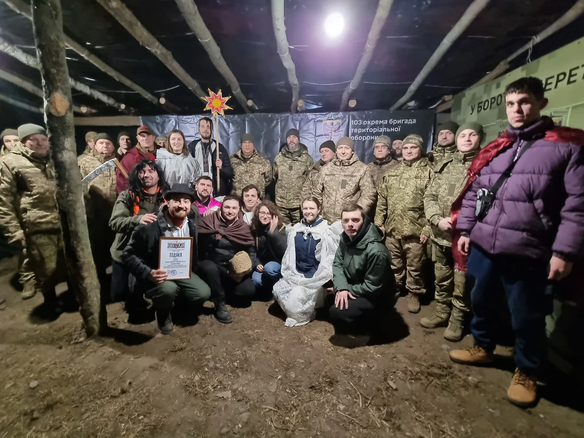 Львівські волонтери заспівали колядки для військових на Донетчині / Фото з Facebook Івана Магуряка Львівські волонтери заспівали колядки для військових на Донетчині / Фото з Facebook Івана Магуряка