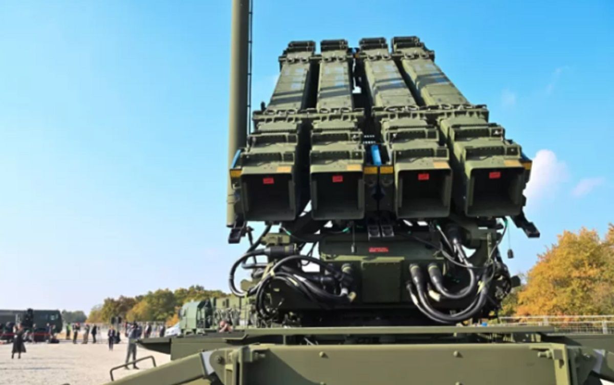 Германия начала опрокидывать ПВО Patriot в Польшу Германия начала опрокидывать ПВО Patriot в Польшу