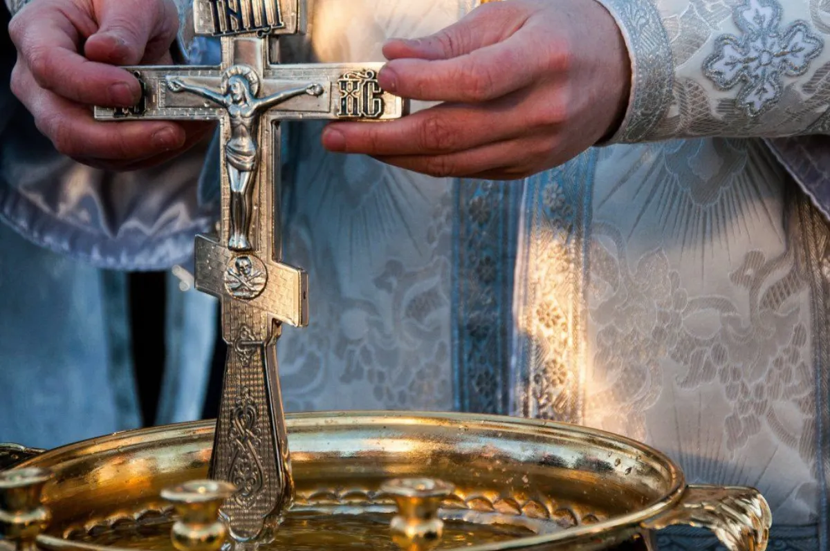 Освящение воды на Крещение - когда это можно делать Освящение воды на Крещение - когда это можно делать