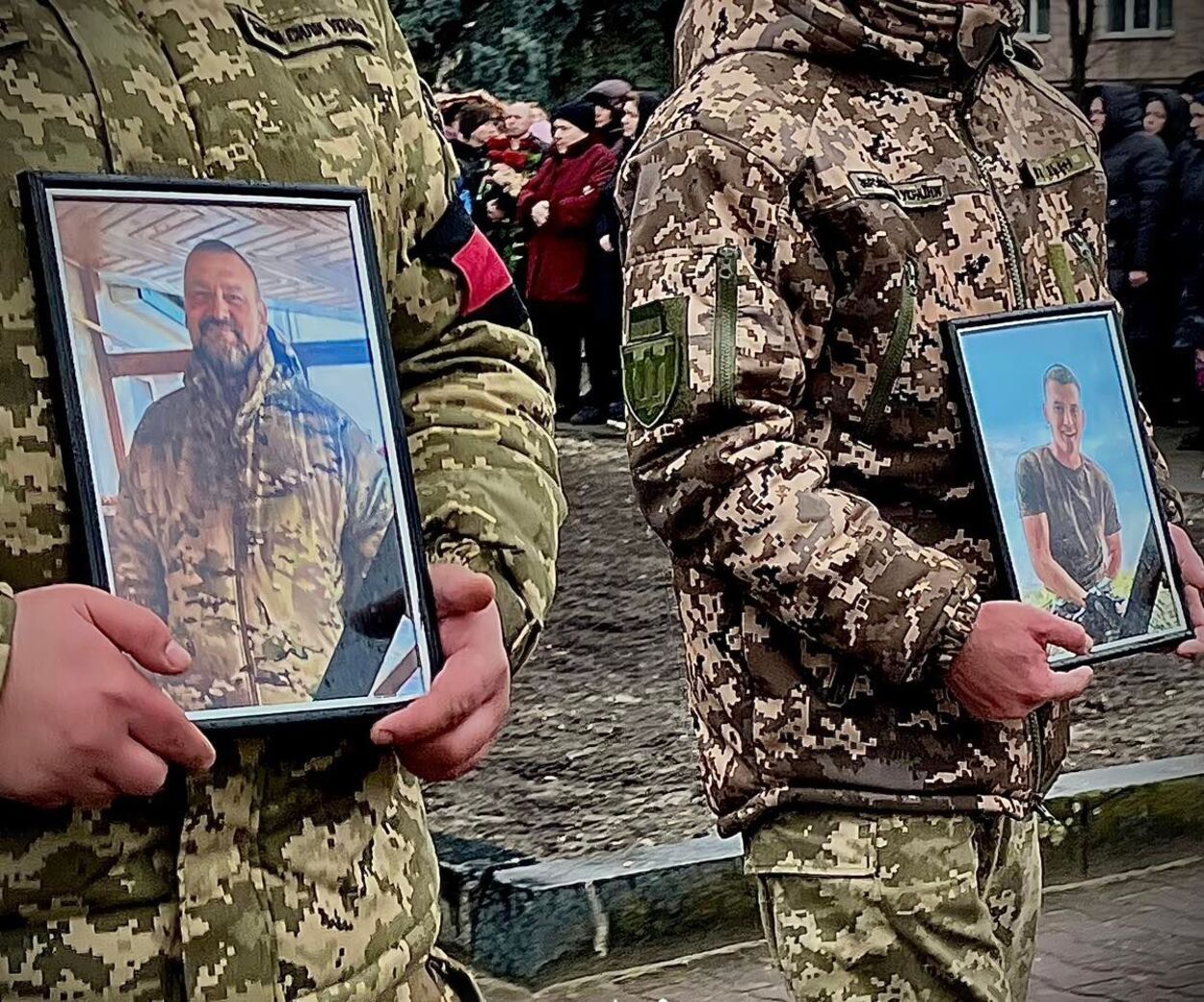 Загиблі захисники - на Волині попрощались з батьком та сином, які разом захищали Україну - 24 Канал