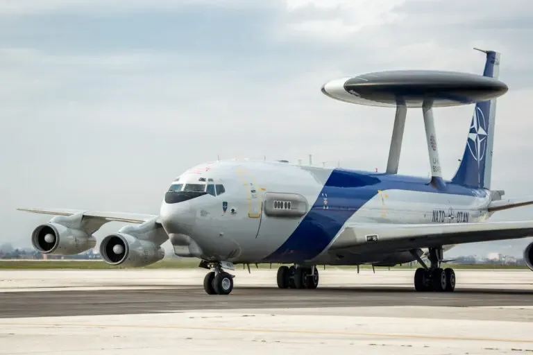 Стежитиме за росіянами в Чорному морі: до Румунії прибув літак НАТО Boeing E-3 Sentry
