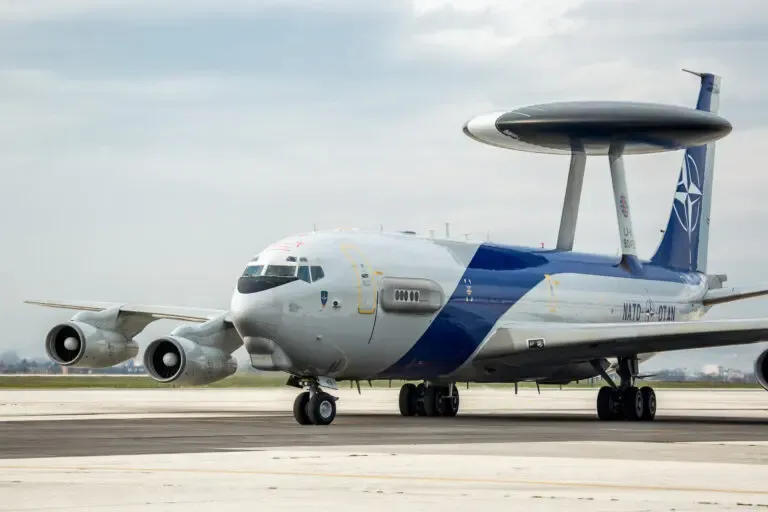 Следит за россиянами в Черном море: в Румынию прибыл самолет НАТО Boeing E-3 Sentry Следит за россиянами в Черном море: в Румынию прибыл самолет НАТО Boeing E-3 Sentry