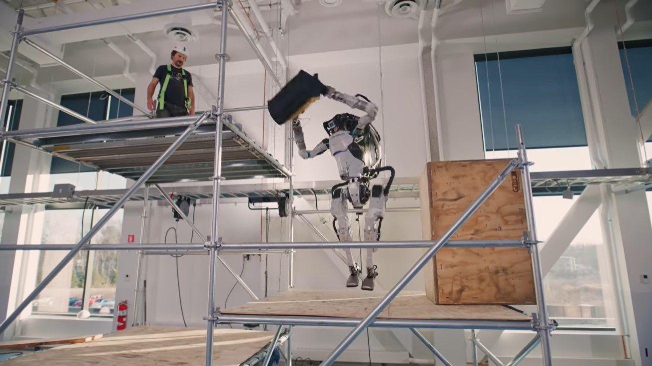 Робот Atlas научился увлекать и бросать предметы