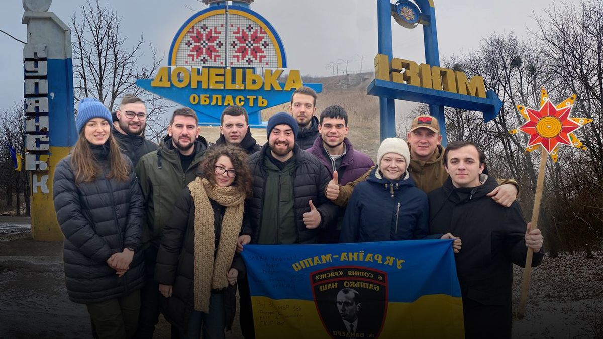 Вертеп для ВСУ: как молодежь Львовщины колядовала в Донецкой и Харьковской областях